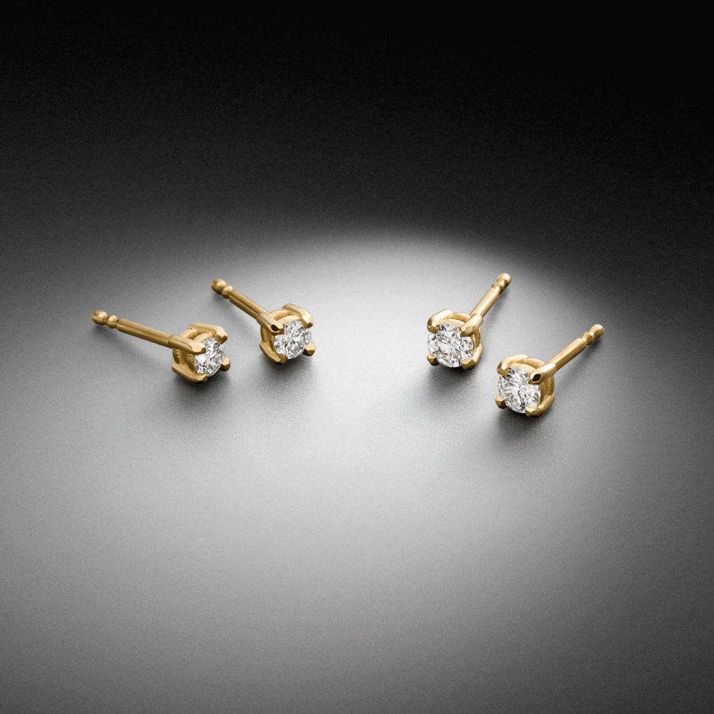 Zarte Diamanten Ohrstecker aus 750 Gelbgold Point-Prong Fassung. Links 0,20ct (3,0 mm), rechts 0,30ct (3,3 mm) - STEINBACH Goldschmiede Handgefertigt in meiner Goldschmiede.