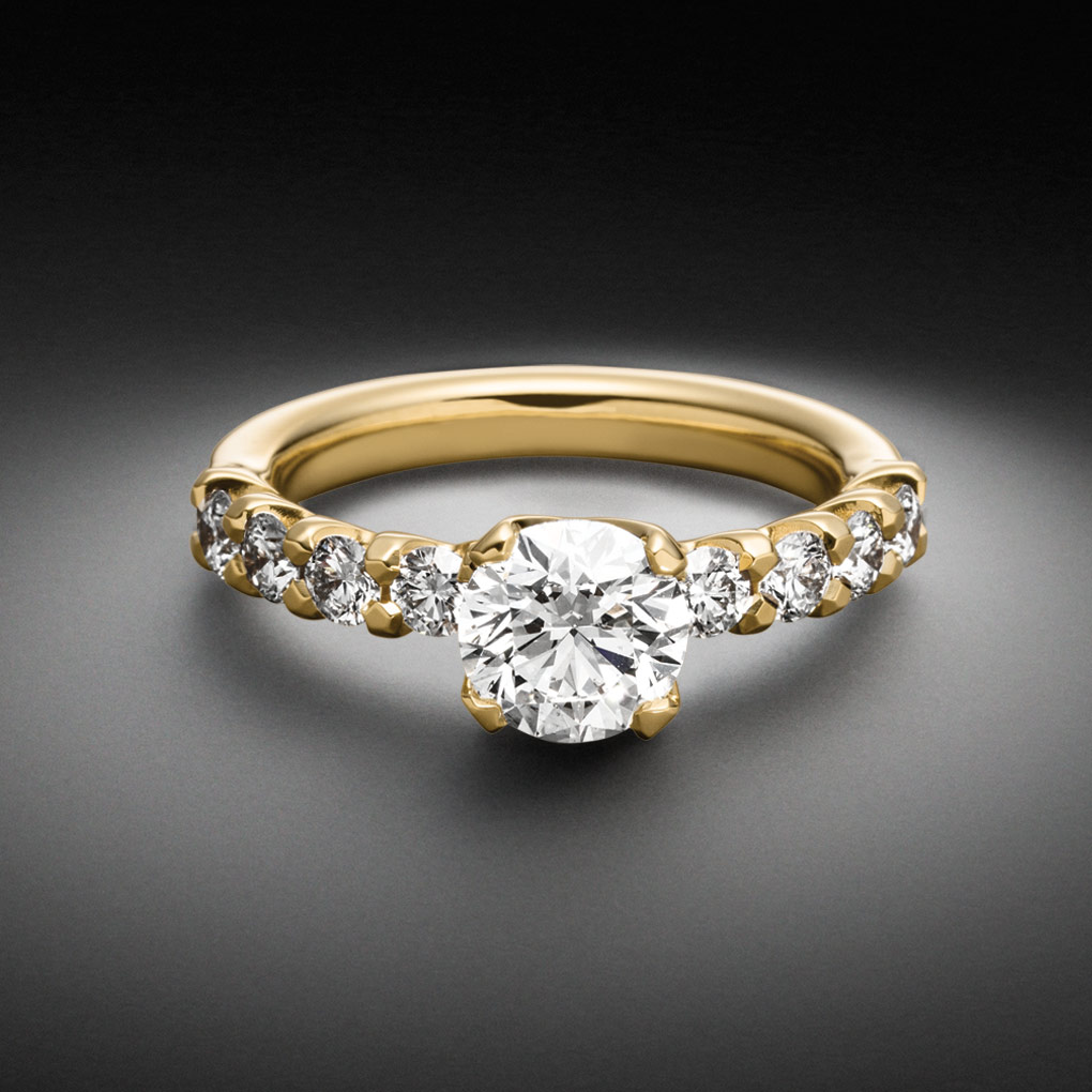 Embrace Solitair Ring Gelbgold 1,50ct und 0,80ct Seitendiamanten Steinbach Goldschmiede